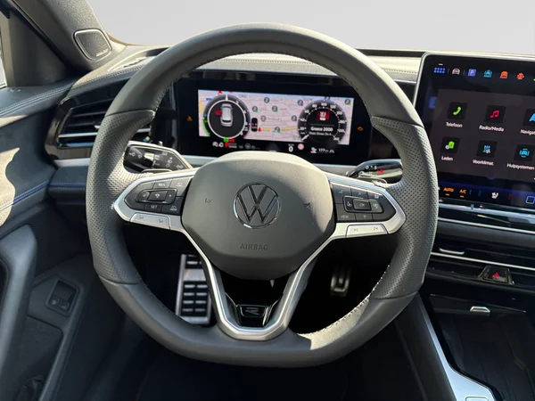 VOLKSWAGEN Passat Variant eHybrid (PHEV) (2025) — foto 13 van 16
