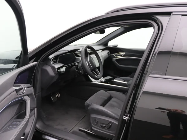 AUDI Q8 e-tron Sportback (2024) — foto 13 van 31