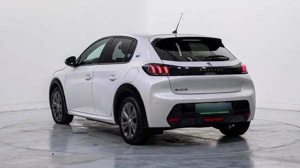 Peugeot E-208 (2021) — foto 23 van 51