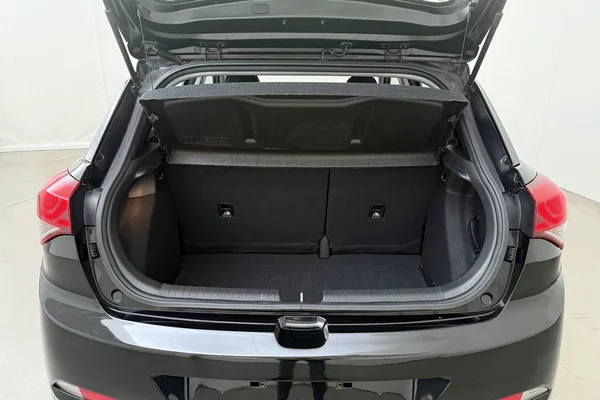 Hyundai i20 (2017) — foto 12 van 16