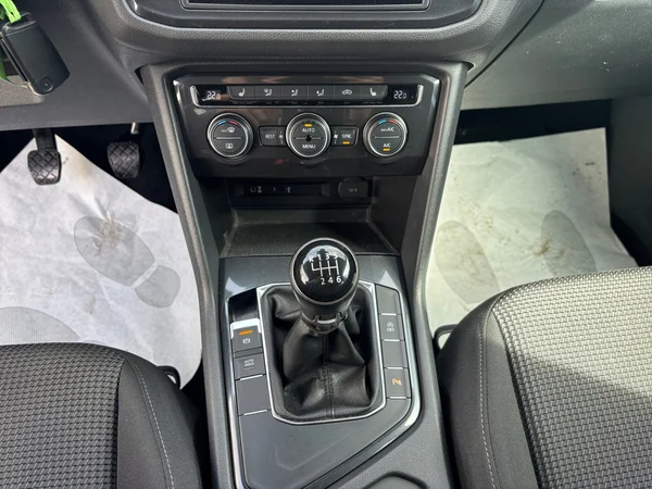 VOLKSWAGEN Tiguan (2016) — foto 16 van 16