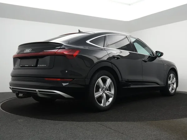 Audi e-tron (2021) — foto 12 van 27