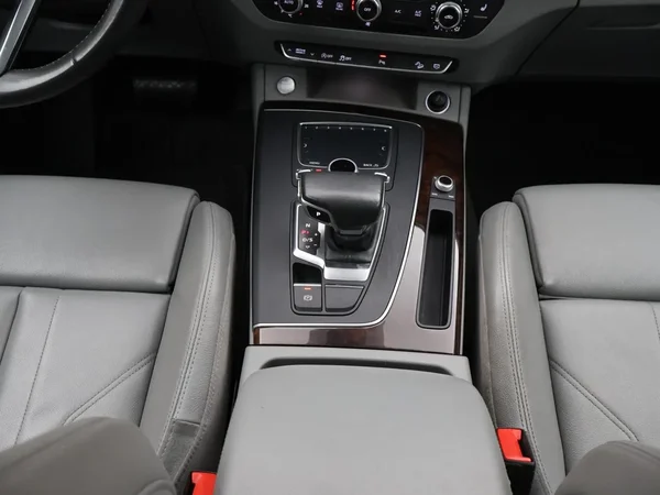 Audi Q5 (2017) — foto 9 van 28