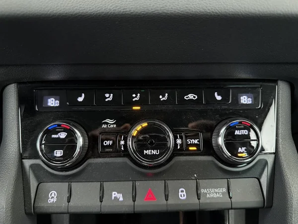 SKODA Karoq (2025) — foto 8 van 18