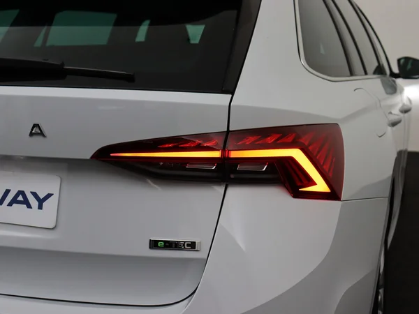 SKODA Octavia Combi (2024) — foto 6 van 18