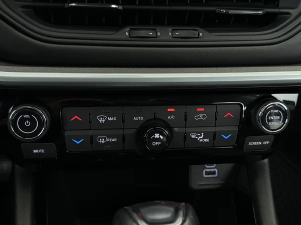 JEEP Compass (2024) — foto 18 van 29