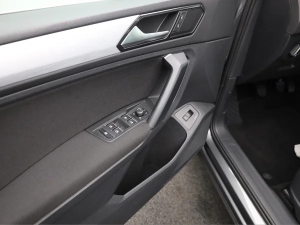 VOLKSWAGEN Tiguan (2018) — foto 10 van 20