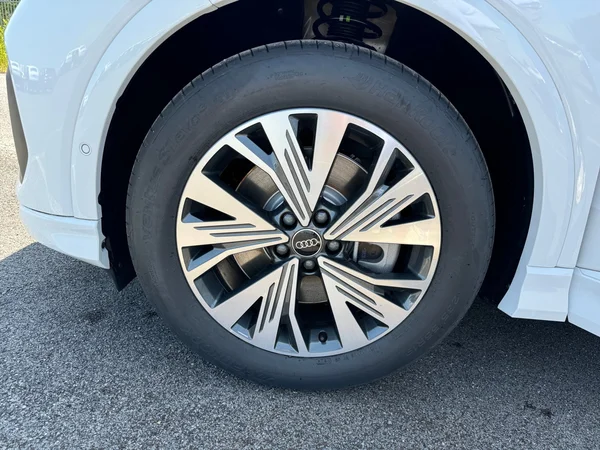 AUDI Q4 e-tron (2025) — foto 8 van 21