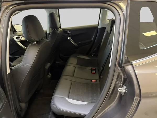 Peugeot 2008 (2019) — foto 7 van 22