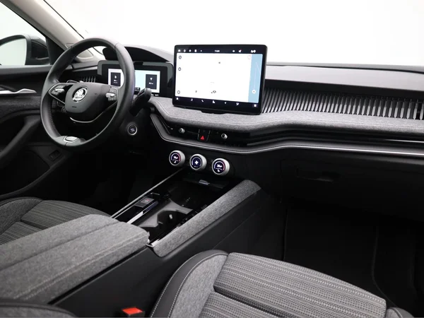 SKODA Superb Combi (2025) — foto 17 van 23