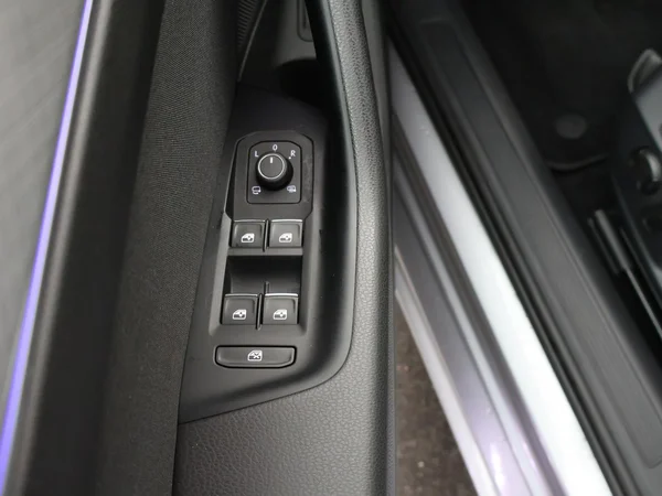 VOLKSWAGEN Passat Variant GTE (2022) — foto 14 van 31