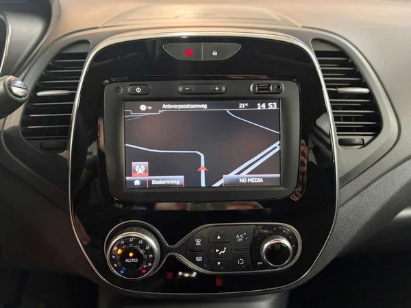 Renault Captur (2018) — foto 2 van 16