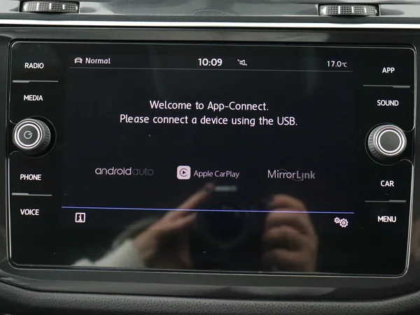 VOLKSWAGEN Tiguan (2019) — foto 11 van 28