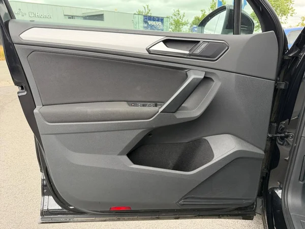 VOLKSWAGEN Tiguan (2018) — foto 8 van 24
