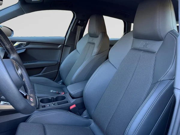 AUDI A3 Sportback (2023) — foto 2 van 17