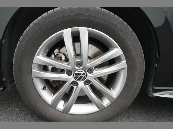VOLKSWAGEN Touran (2023) — foto 29 van 30