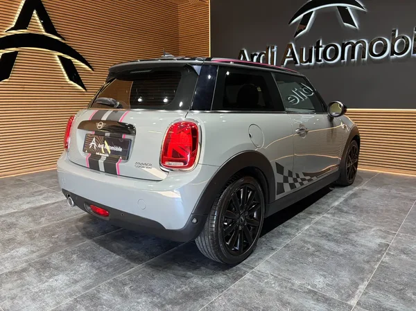 Mini Cooper (2019) — foto 17 van 22