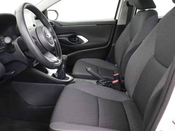TOYOTA Yaris (2023) — foto 2 van 25