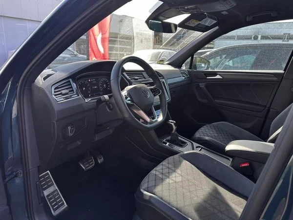 VOLKSWAGEN Tiguan (2021) — foto 13 van 33