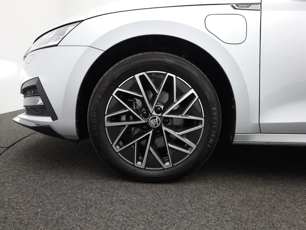 SKODA Octavia Combi (2024) — foto 14 van 22