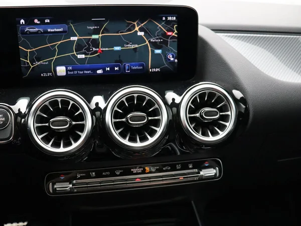 Mercedes-Benz GLA (2025) — foto 15 van 37