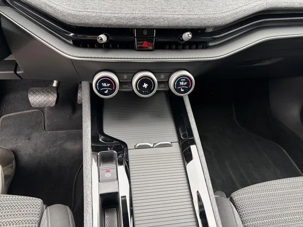 SKODA Superb Combi PHEV (2026) — foto 2 van 24