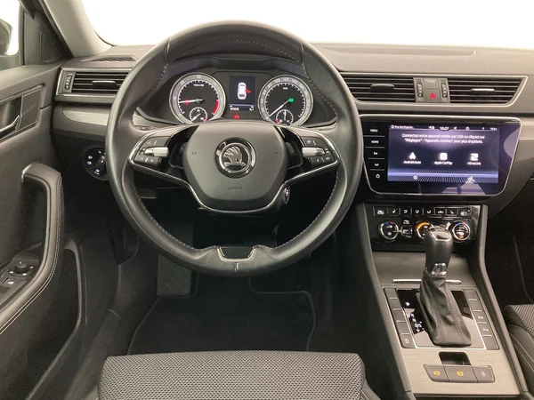 SKODA Superb Combi (2020) — foto 13 van 36