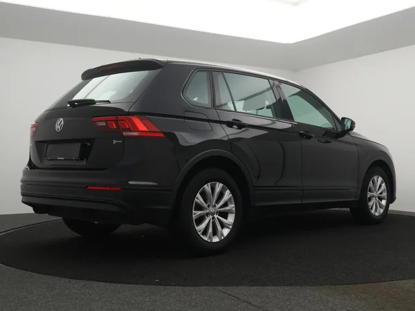 VOLKSWAGEN Tiguan (2019) — foto 12 van 25