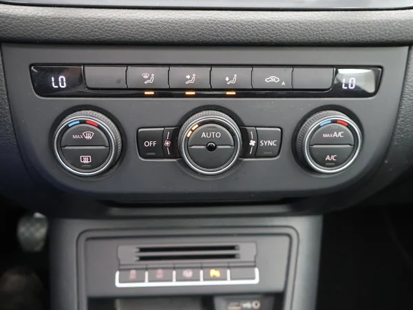 VOLKSWAGEN Tiguan (2016) — foto 13 van 25