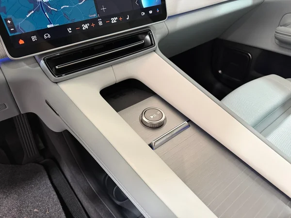 Polestar 4 (2025) — foto 9 van 32