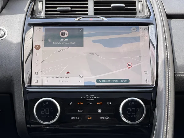 Jaguar E-PACE (2021) — foto 15 van 30