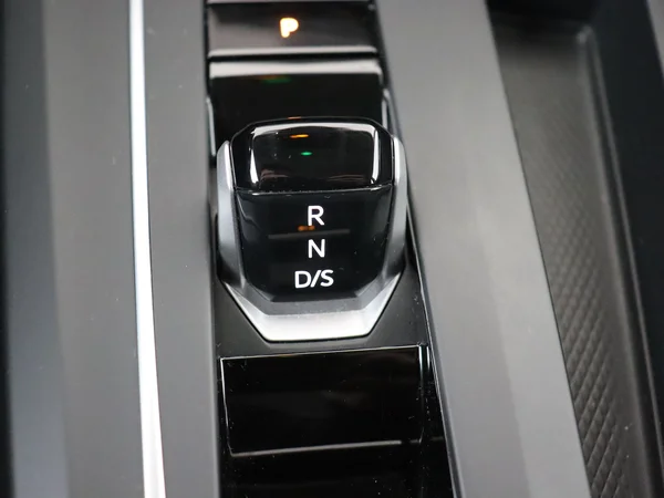 VOLKSWAGEN Golf (2024) — foto 4 van 28