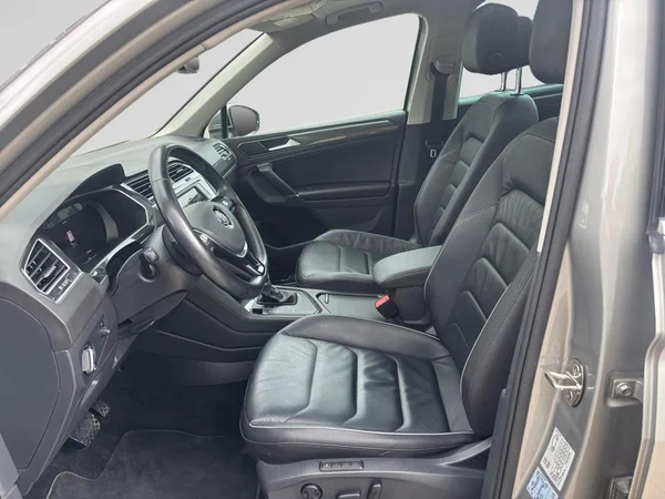 VOLKSWAGEN Tiguan (2017) — foto 24 van 24