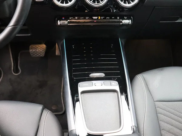 Mercedes-Benz EQA (2024) — foto 9 van 27