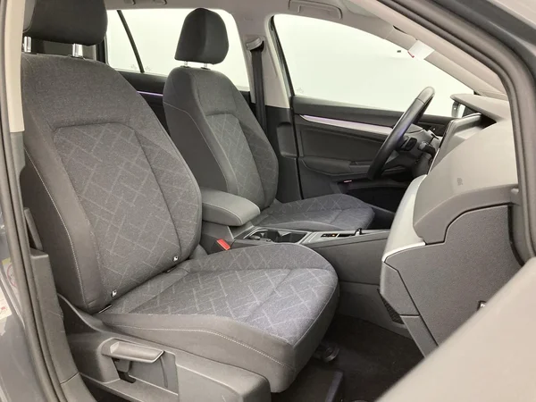 VOLKSWAGEN Golf VIII SW (2022) — foto 18 van 36