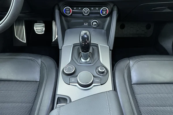 Alfa Romeo Stelvio (2017) — foto 4 van 22