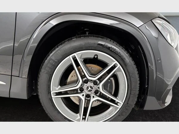 Mercedes-Benz GLA 180 (2024) — foto 14 van 15