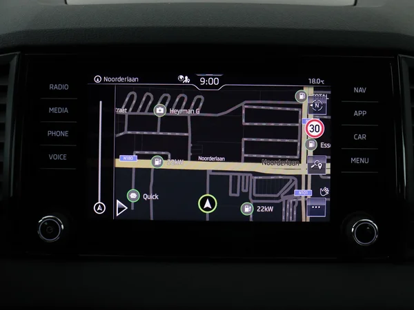 SKODA Karoq (2024) — foto 2 van 18