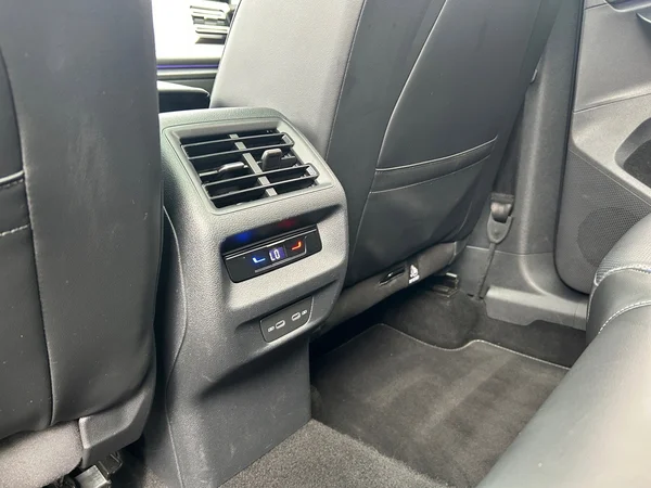 VOLKSWAGEN Tiguan (2024) — foto 12 van 14