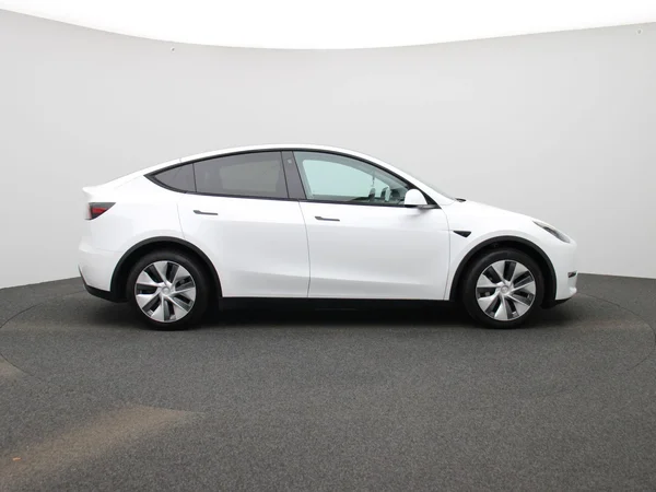 Tesla Model Y (2023) — foto 40 van 43