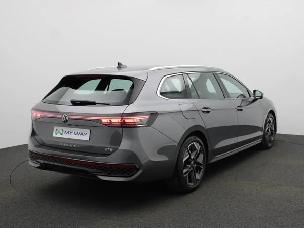 VOLKSWAGEN Passat SW (2024) — foto 12 van 21