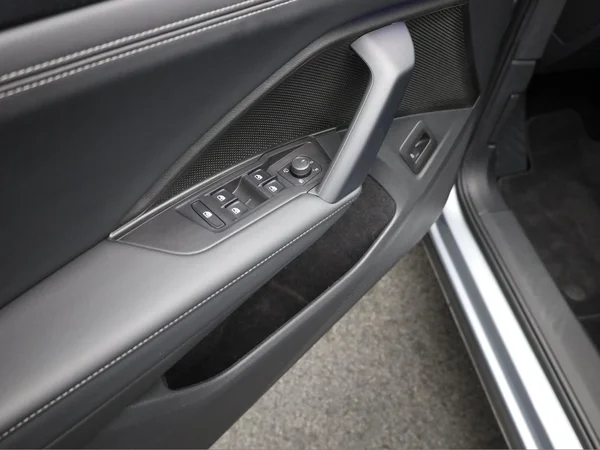 VOLKSWAGEN Tiguan (2024) — foto 6 van 23