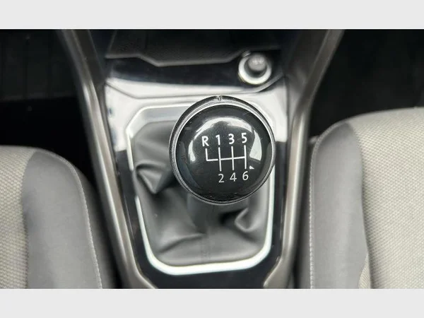 Volkswagen T-Roc (2019) — foto 9 van 32