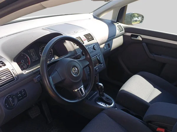 Volkswagen Touran (2012) — foto 15 van 16