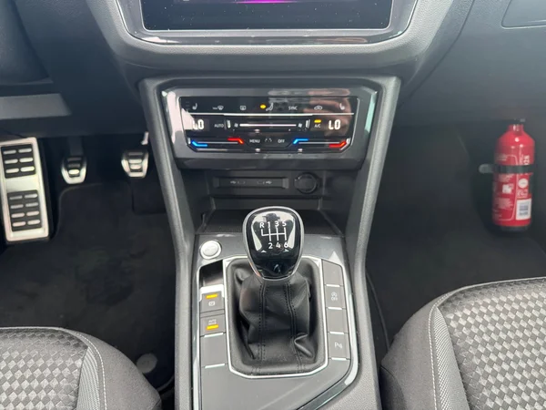 VOLKSWAGEN Tiguan (2023) — foto 2 van 17