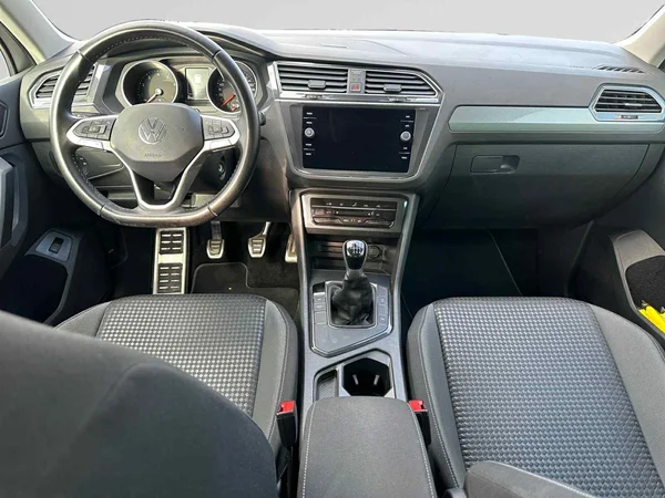 VOLKSWAGEN Tiguan (2021) — foto 2 van 24