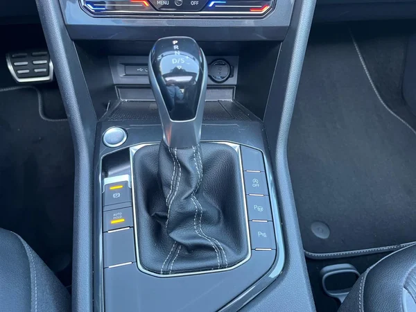 VOLKSWAGEN Tiguan (2023) — foto 9 van 24