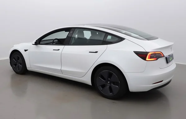 Tesla Model 3 (2023) — foto 23 van 44