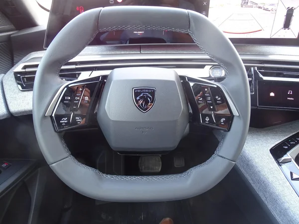 Peugeot e-3008 (2025) — foto 4 van 18