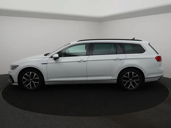 VOLKSWAGEN Passat Variant GTE (2022) — foto 29 van 30